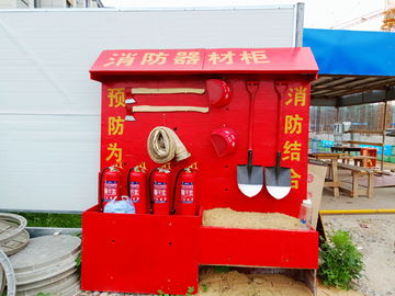 守护建设安全 施工现场消防器材柜的建筑摄影素材